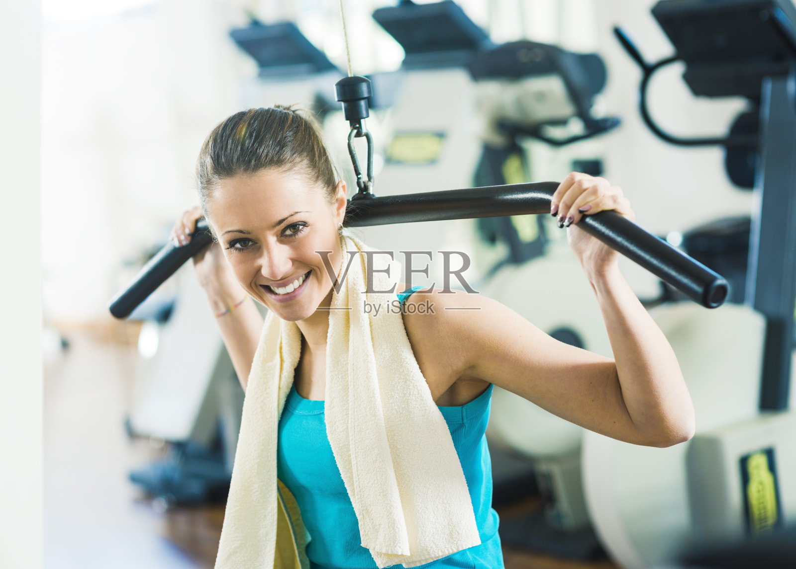 有魅力的女人在健身房锻炼照片摄影图片