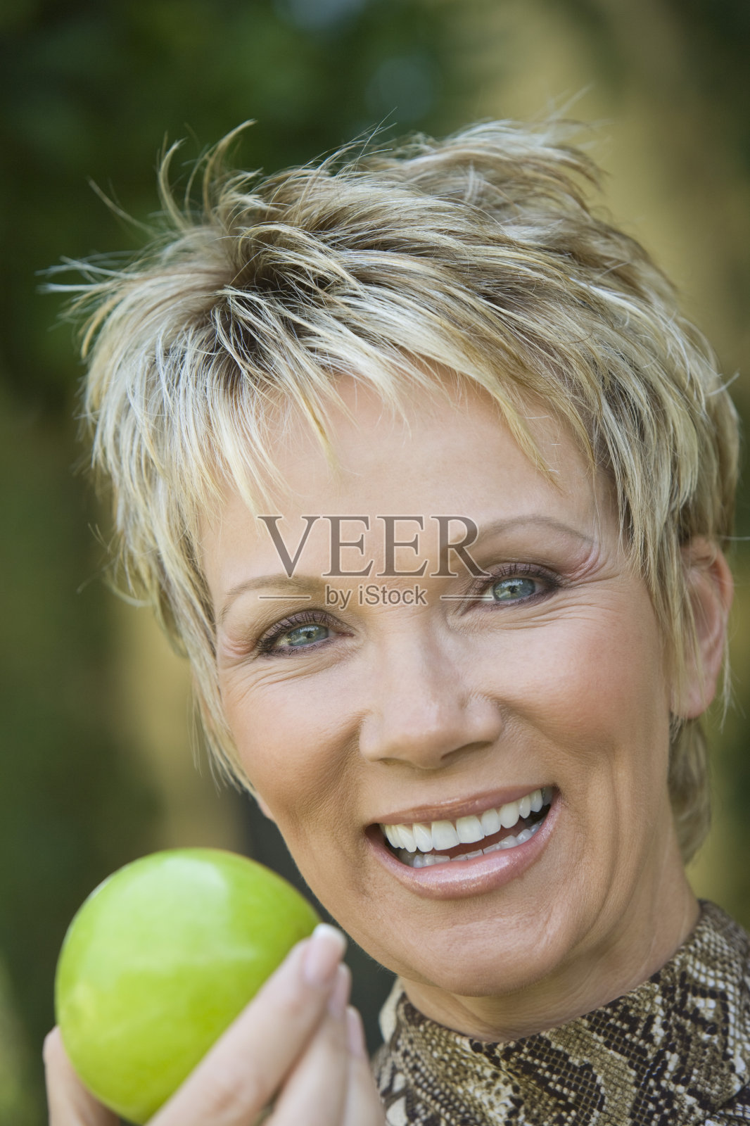 女人在户外抱着苹果，肖像照片摄影图片