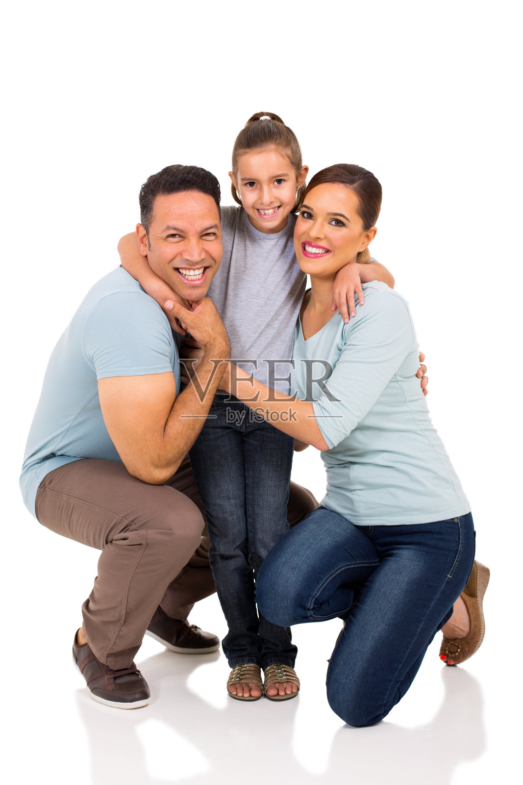 小女孩拥抱她的父母照片摄影图片