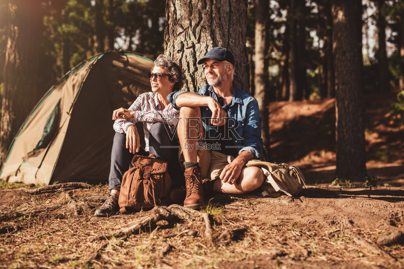 一对成熟的夫妇在他们的露营地放松照片摄影图片
