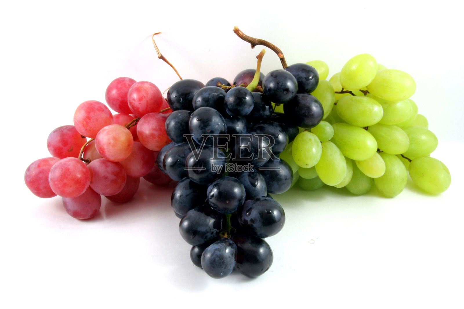 一串串红的、黑的、绿的葡萄串在白的上面照片摄影图片