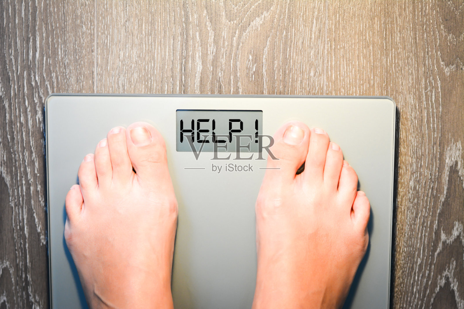 用体重秤测量体重的人的减肥概念照片摄影图片