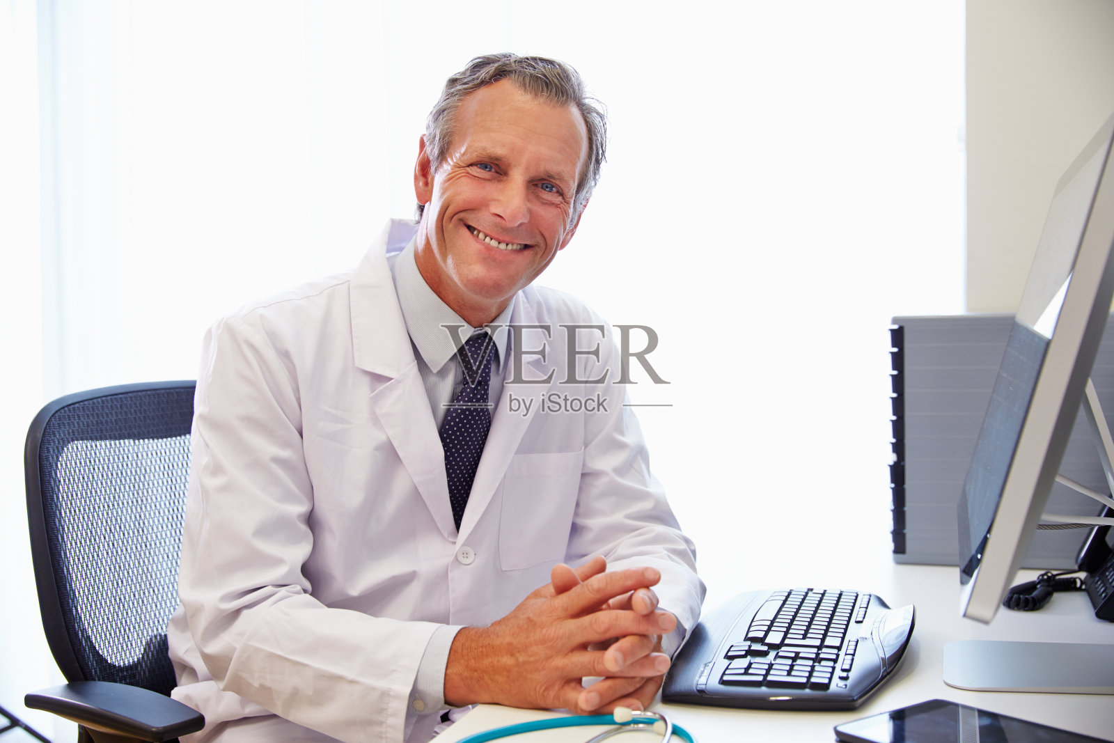 男医生在办公室用电脑工作的肖像照片摄影图片