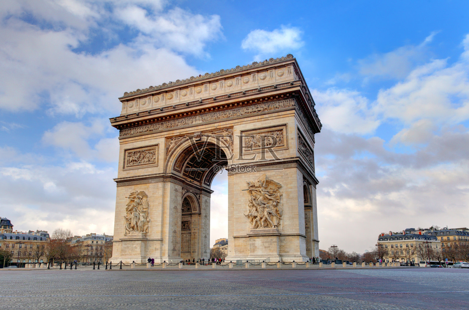 白天的巴黎凯旋门照片摄影图片