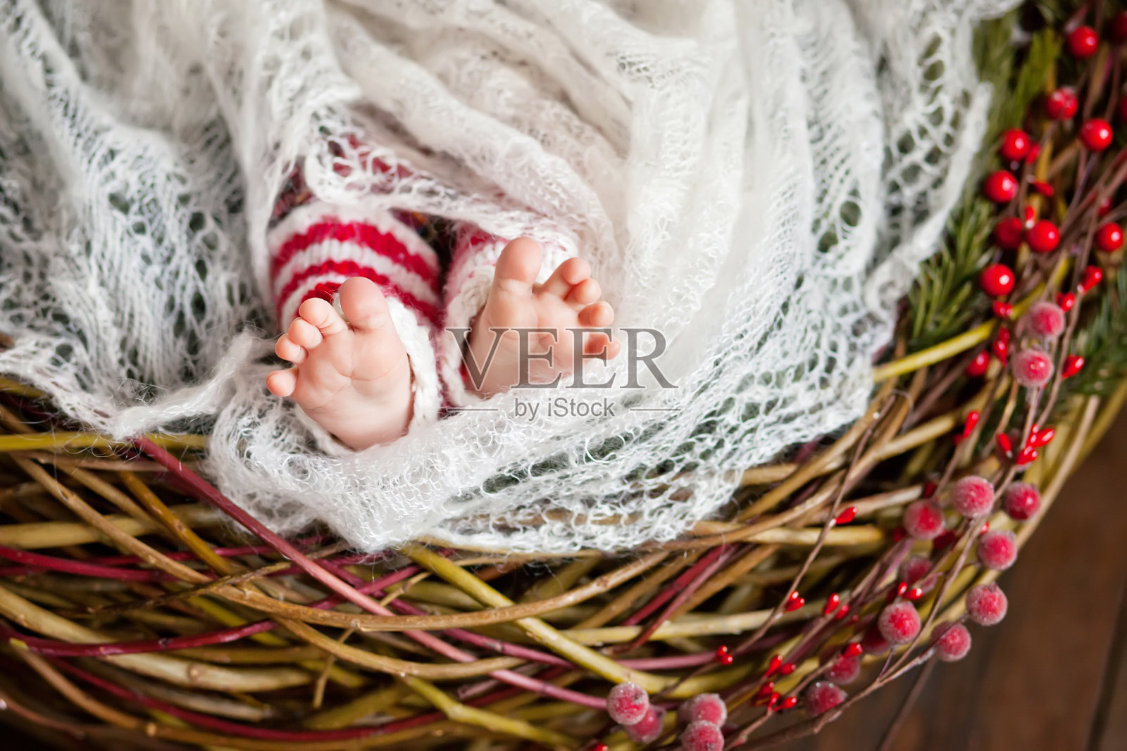 近距离的照片，新生儿的脚，圣诞时间照片摄影图片
