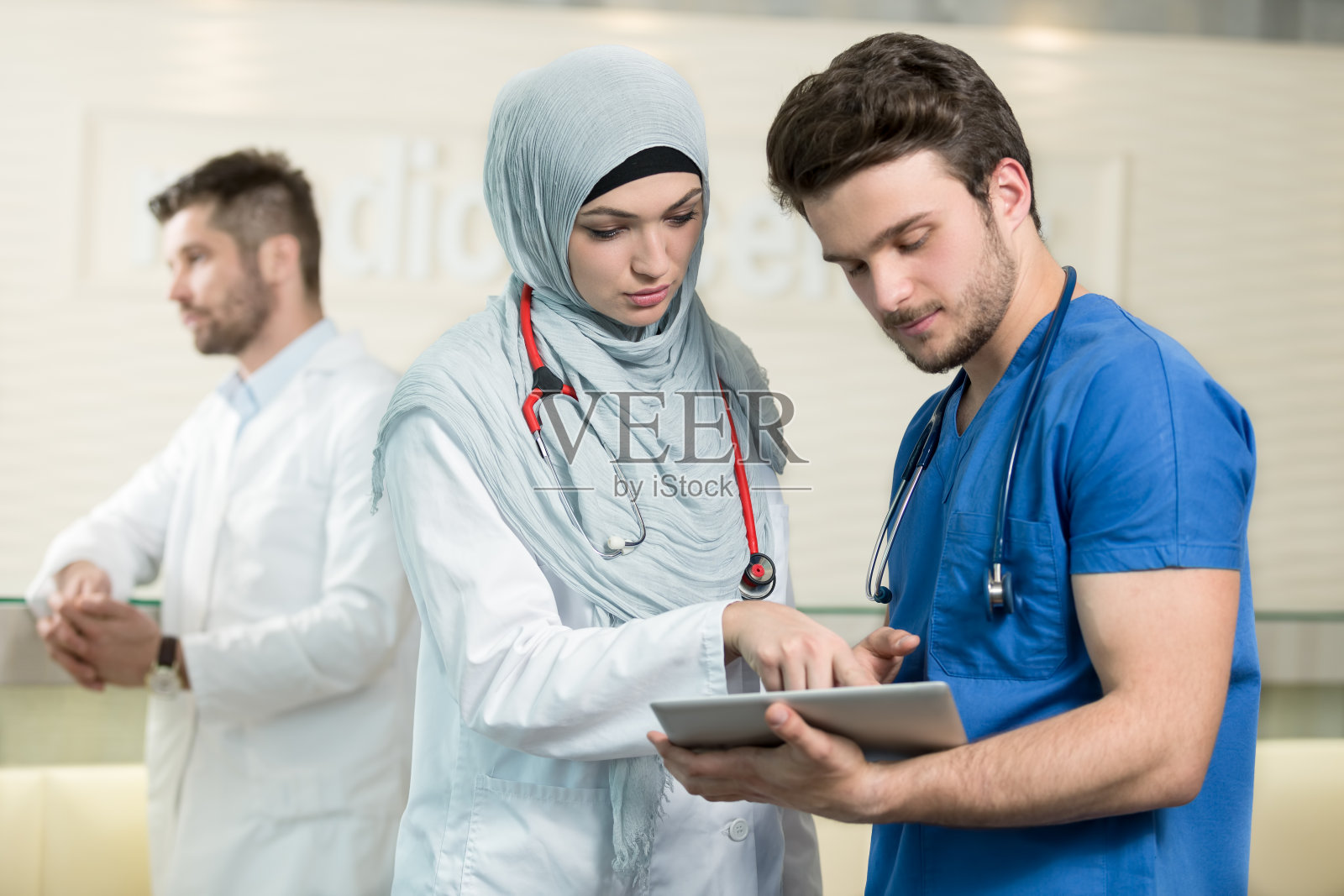 使用平板电脑的沙特阿拉伯医生。照片摄影图片