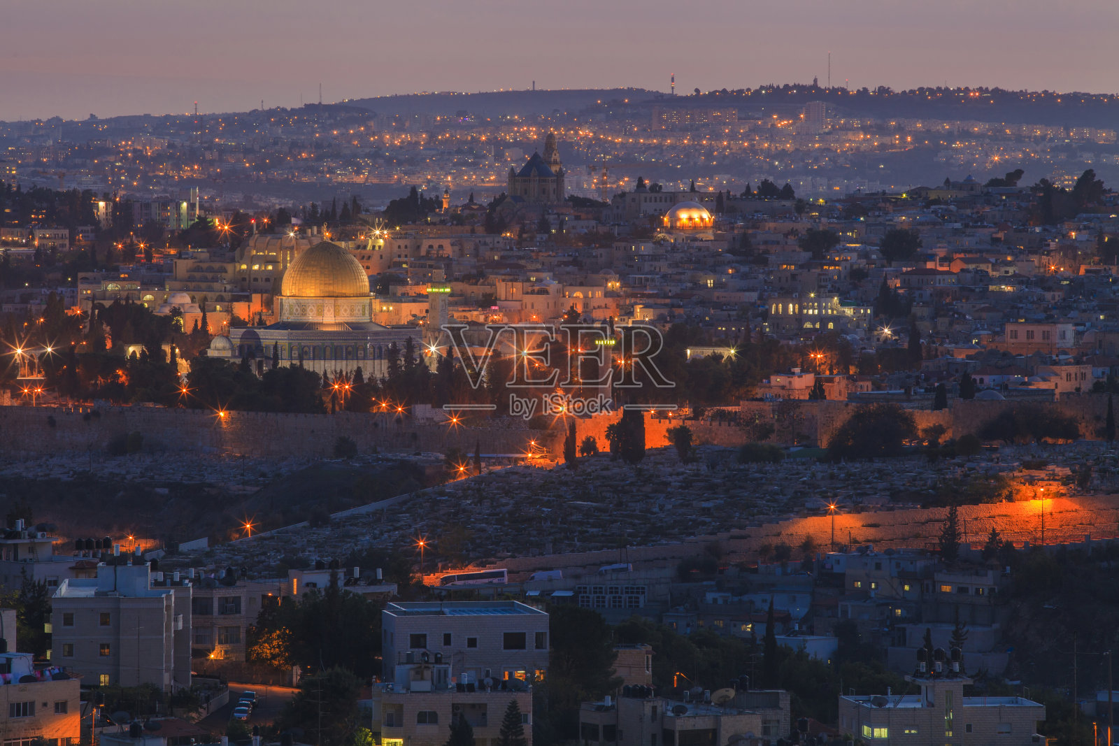 耶路撒冷夜晚的美丽景色。以色列。照片摄影图片