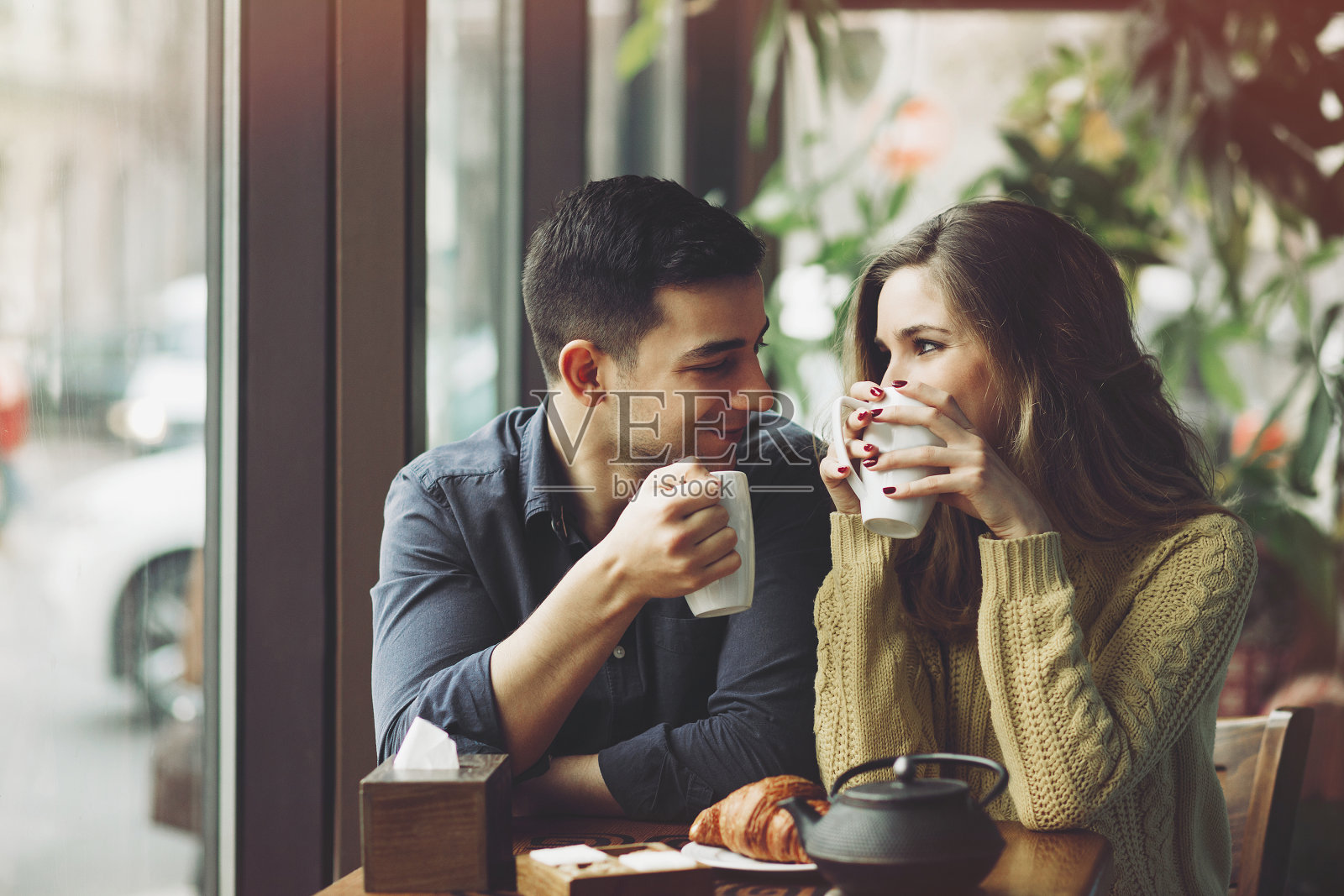 相爱的情侣在咖啡店喝咖啡照片摄影图片