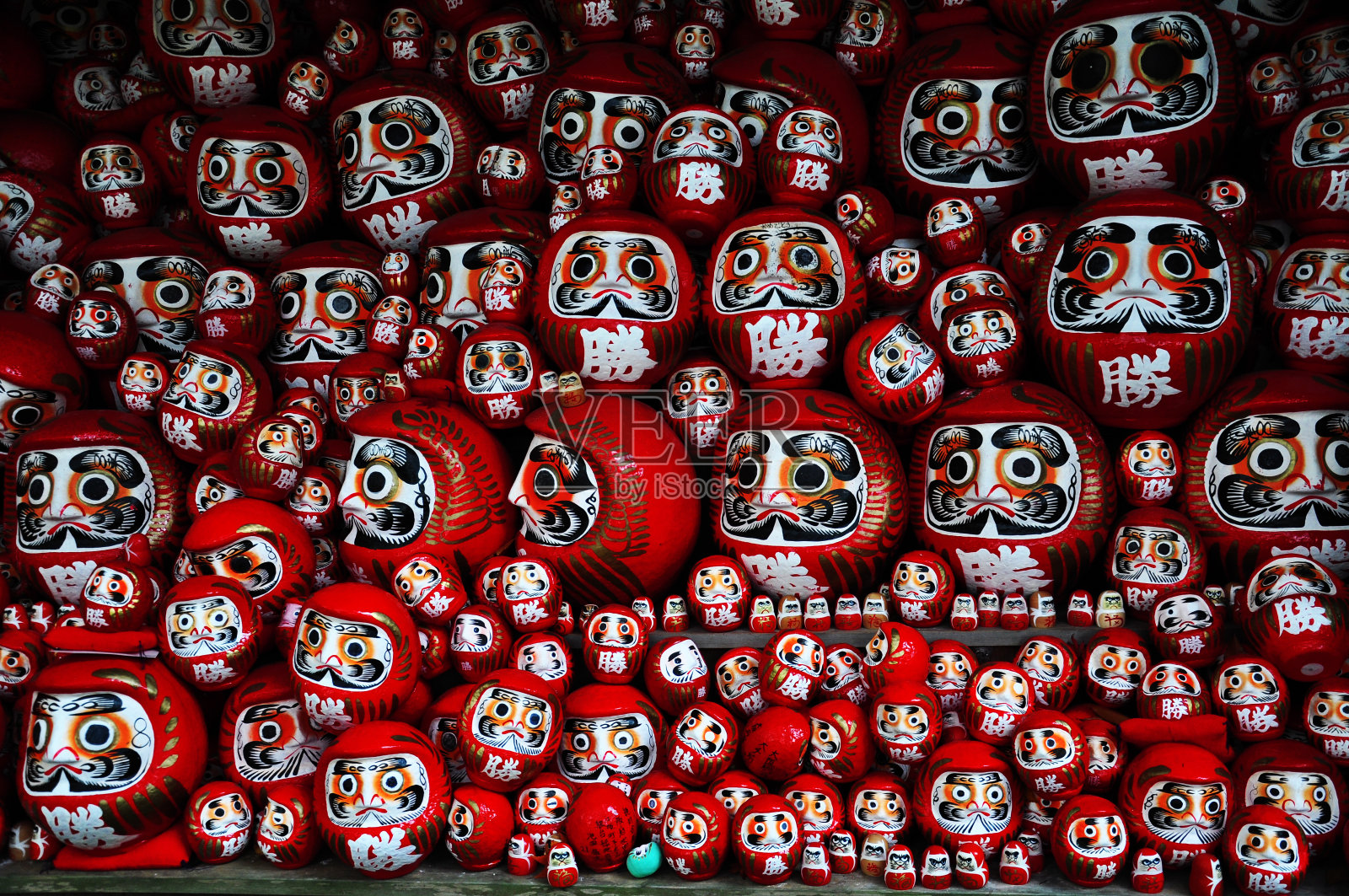 达摩，日本的红色吉祥娃娃照片摄影图片