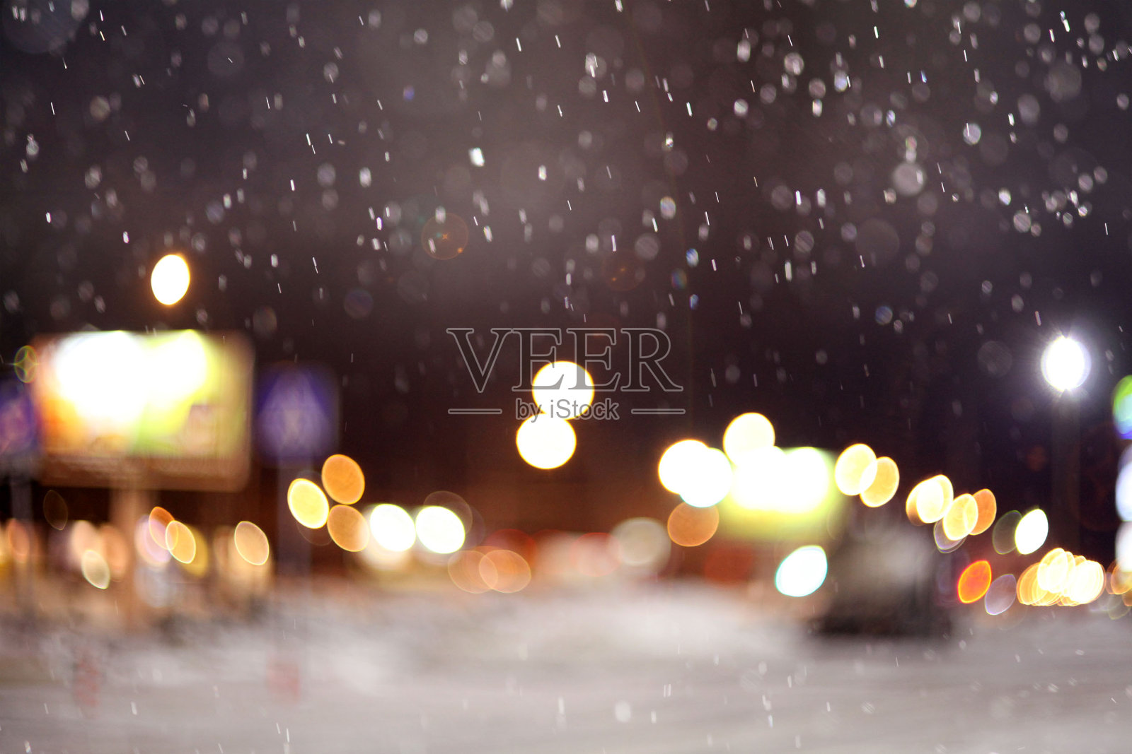 城市的肌理点亮了第一场雪照片摄影图片