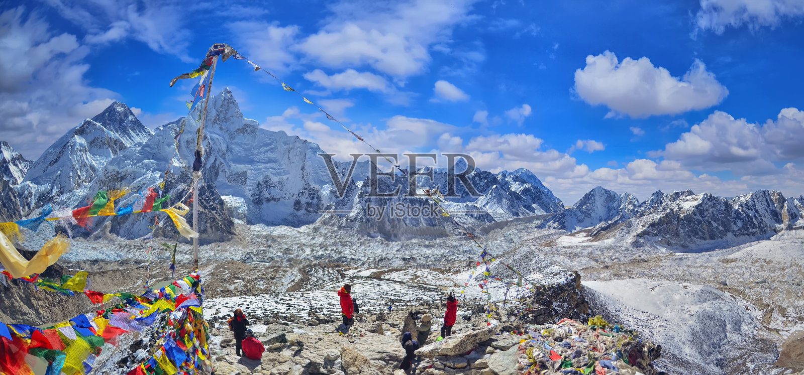 珠穆朗玛峰和Nuptse与佛教经幡旗照片摄影图片
