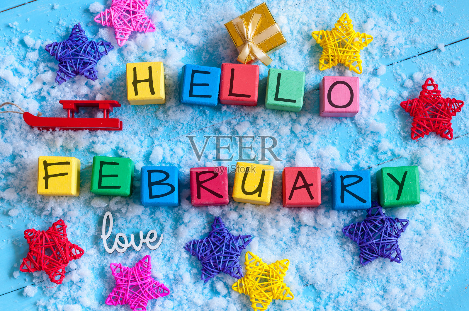 在玩具木制彩色立方体上写“你好二月”照片摄影图片