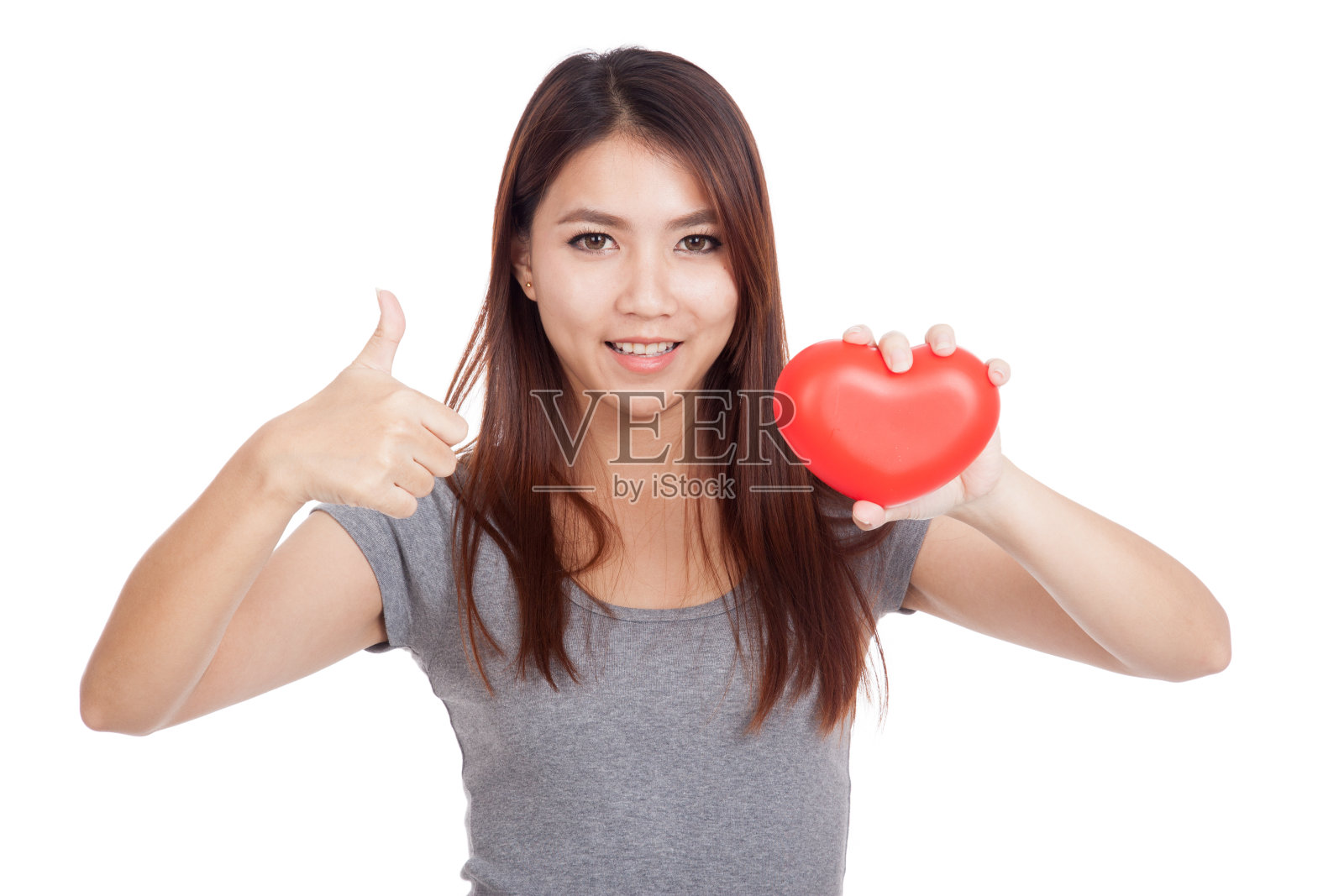 年轻的亚洲女性竖起大拇指，红心照片摄影图片