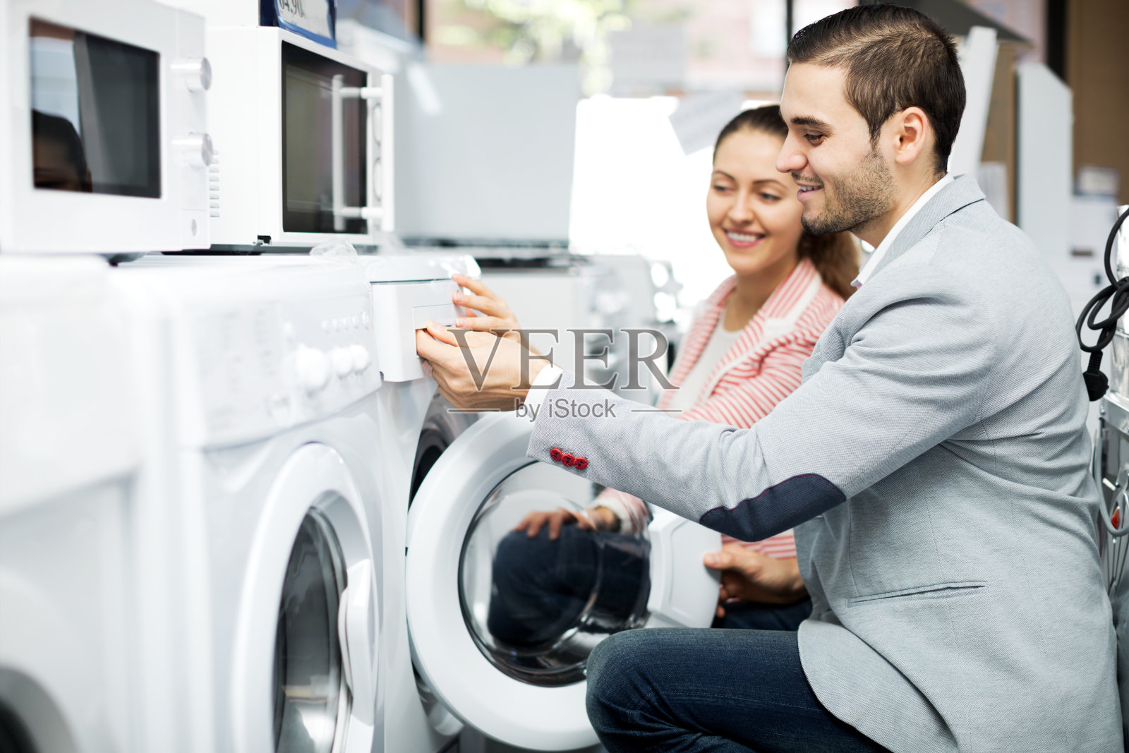 幸福的家庭夫妇购买新洗衣机照片摄影图片