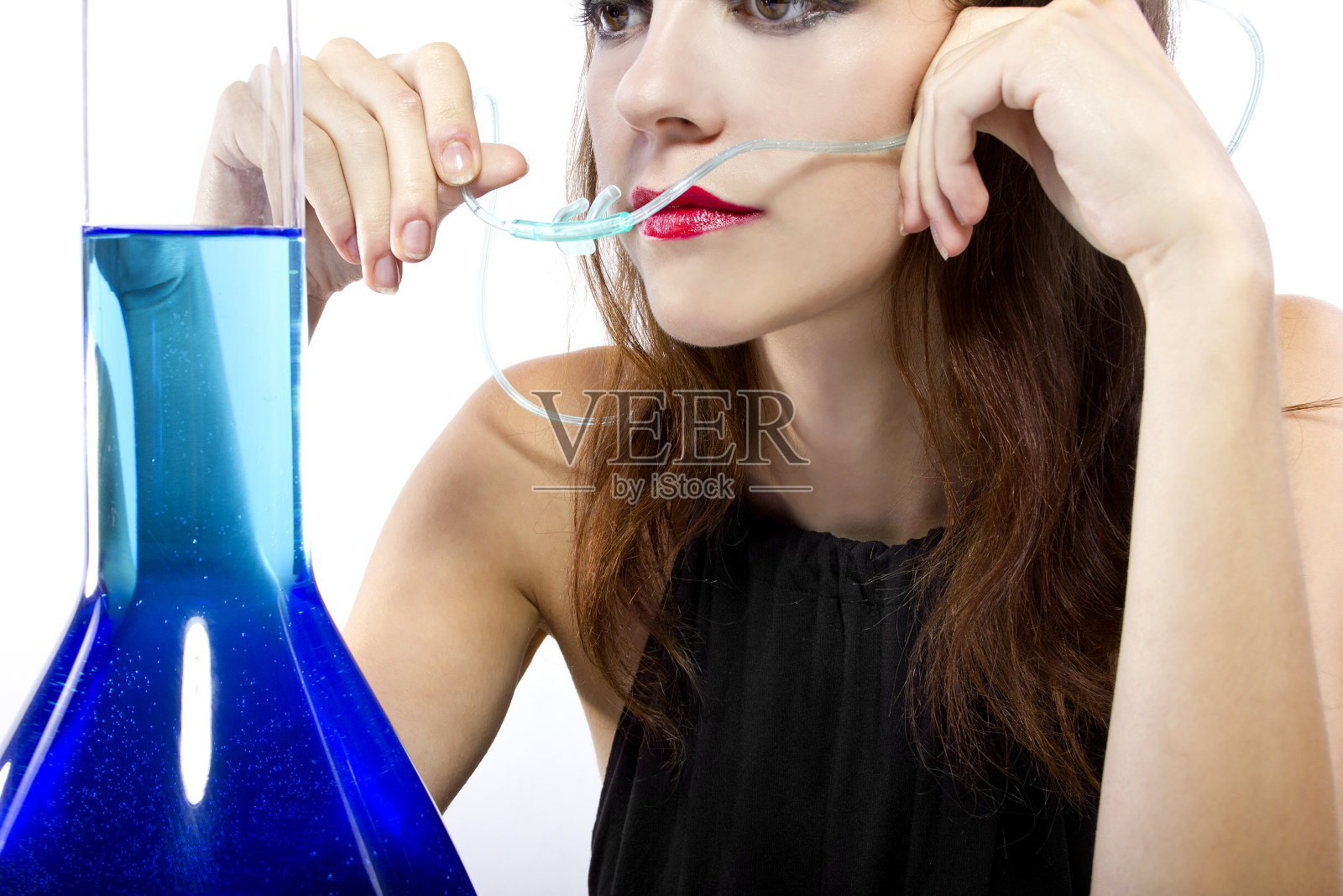 一个女性在氧吧吸入的特写照片摄影图片