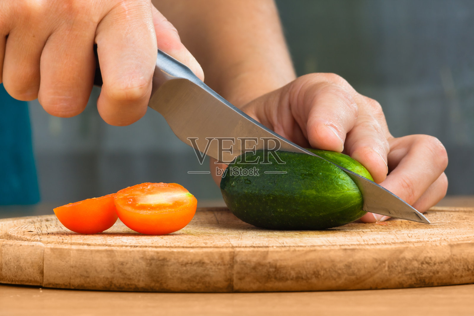 手切黄瓜和番茄做沙拉照片摄影图片