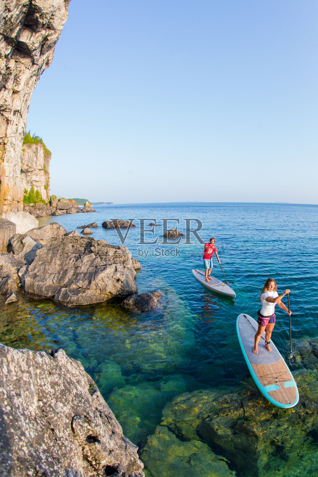 迷人的年轻夫妇站起来划桨滑板照片摄影图片