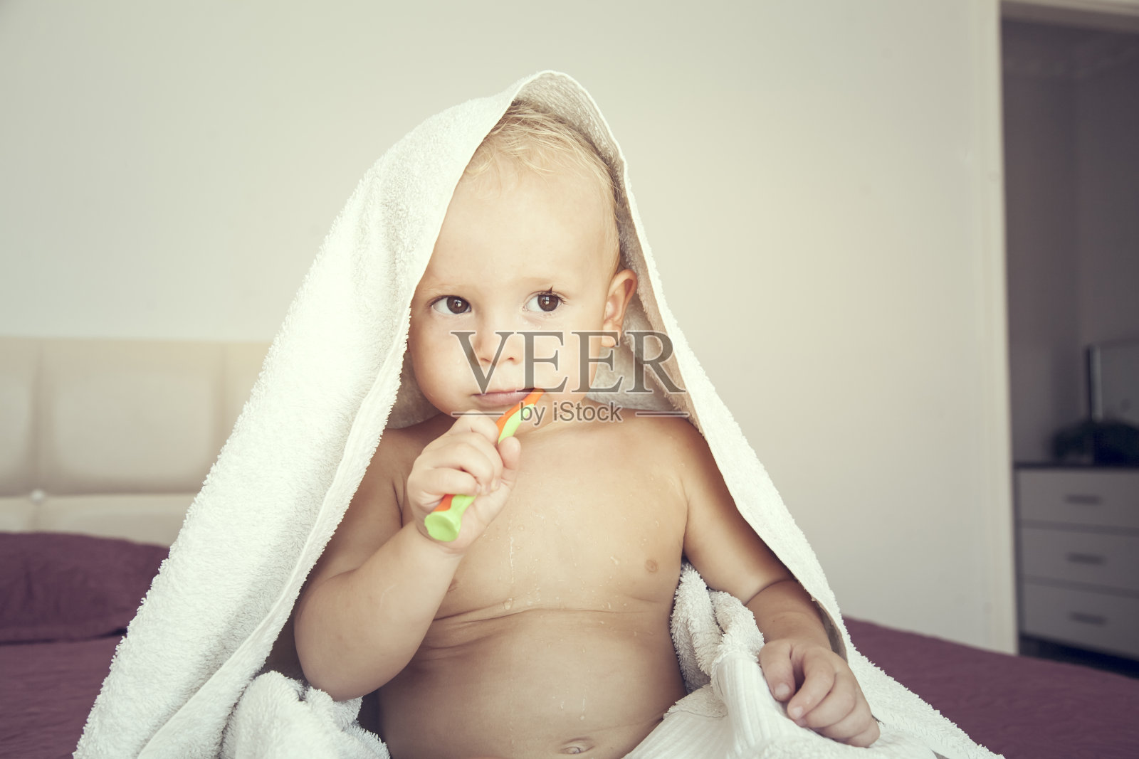 宝宝洗澡后用牙刷刷牙照片摄影图片