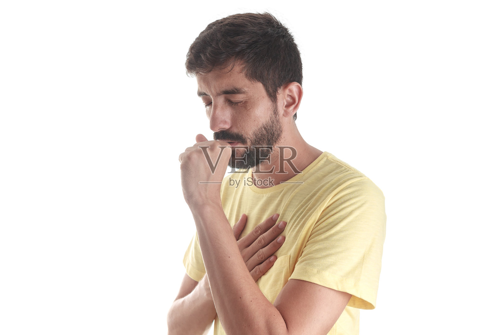 呼吸道疾病。年轻人在白色背景上咳嗽照片摄影图片