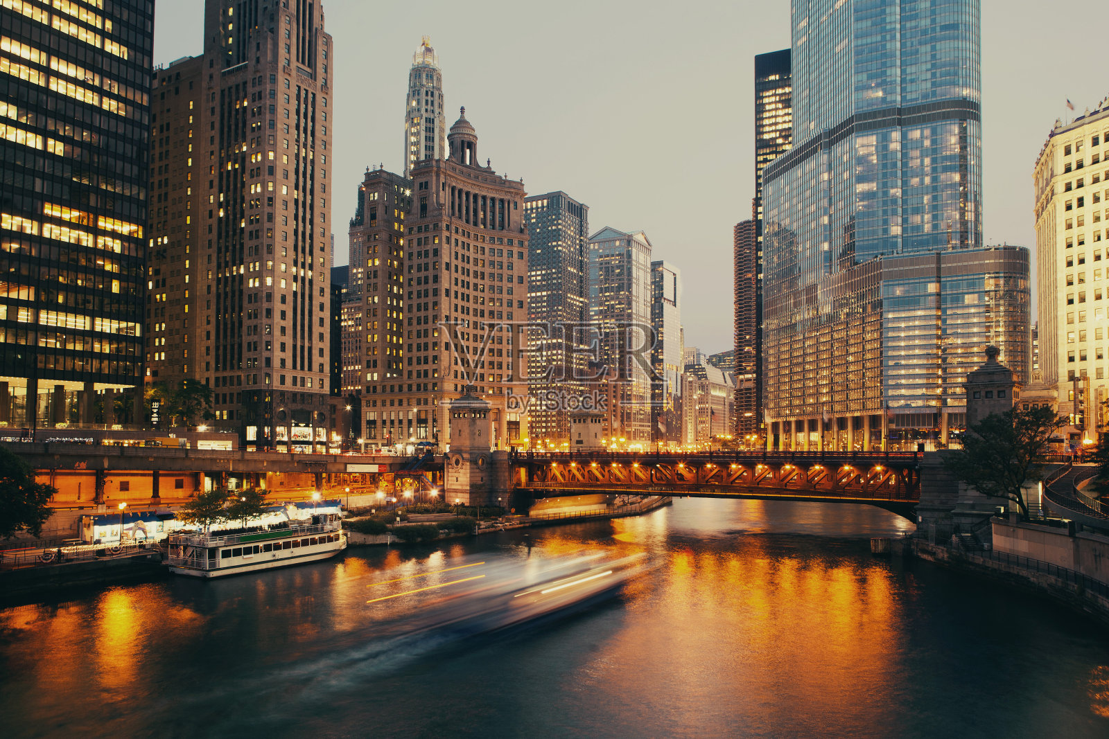 芝加哥，暮色中的桥。照片摄影图片