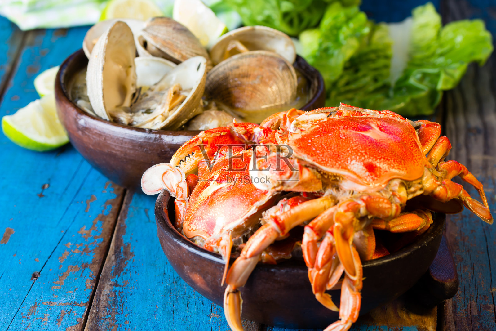 海鲜。陶碗螃蟹和蛤蜊汤照片摄影图片