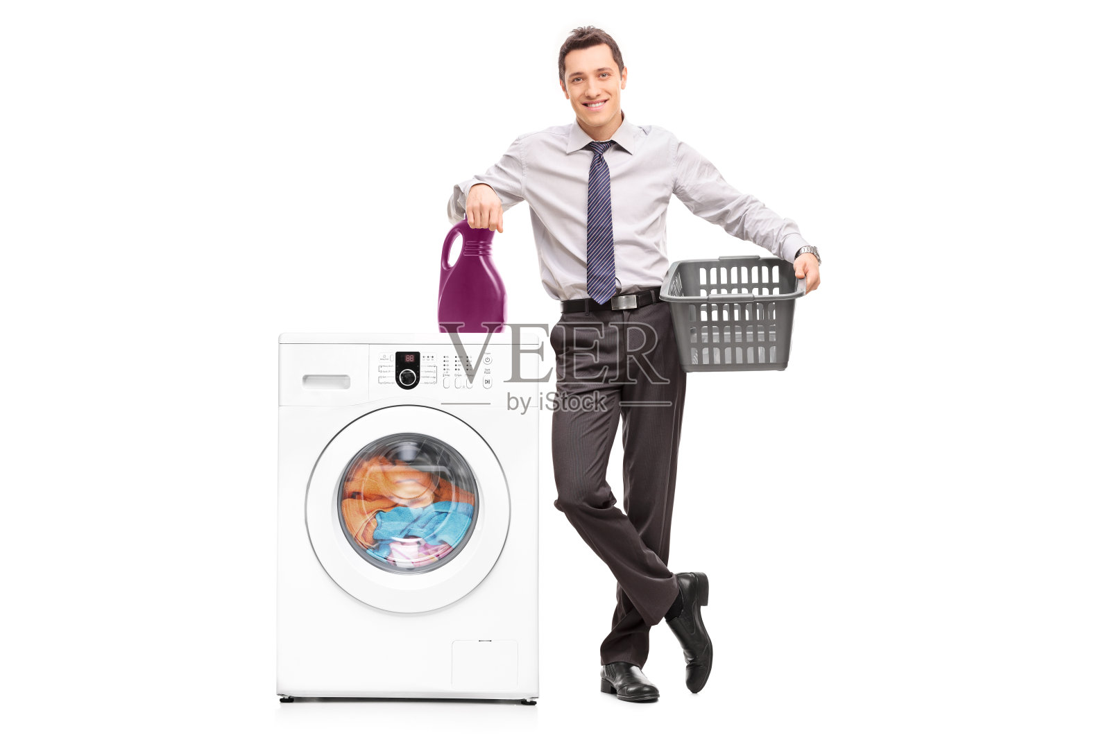 商人站在洗衣机旁照片摄影图片
