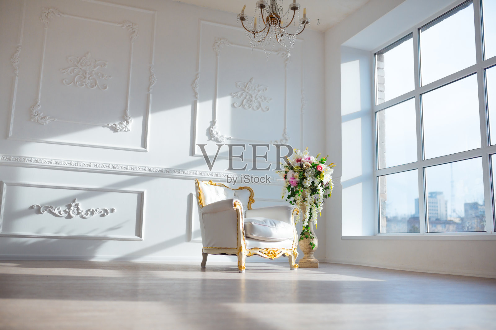 白色皮革复古风格的椅子在古典的室内与照片摄影图片