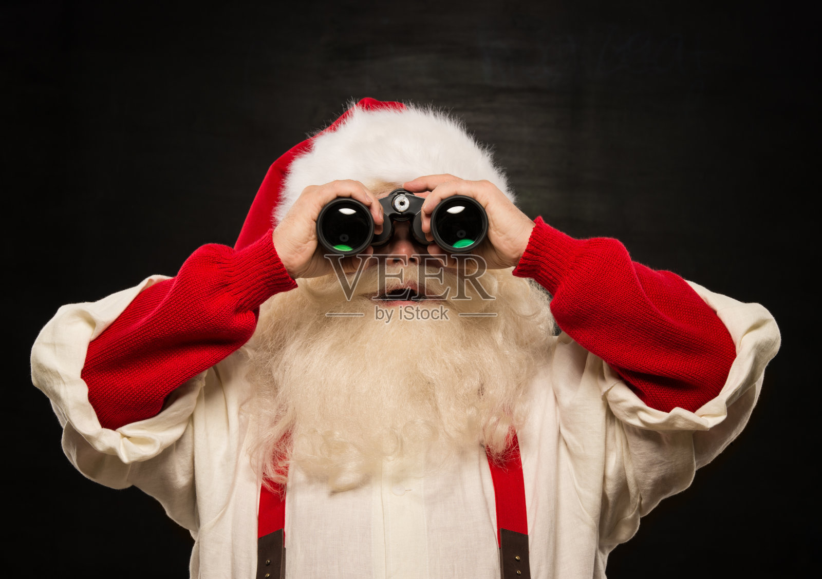 用双筒望远镜的圣诞老人照片摄影图片