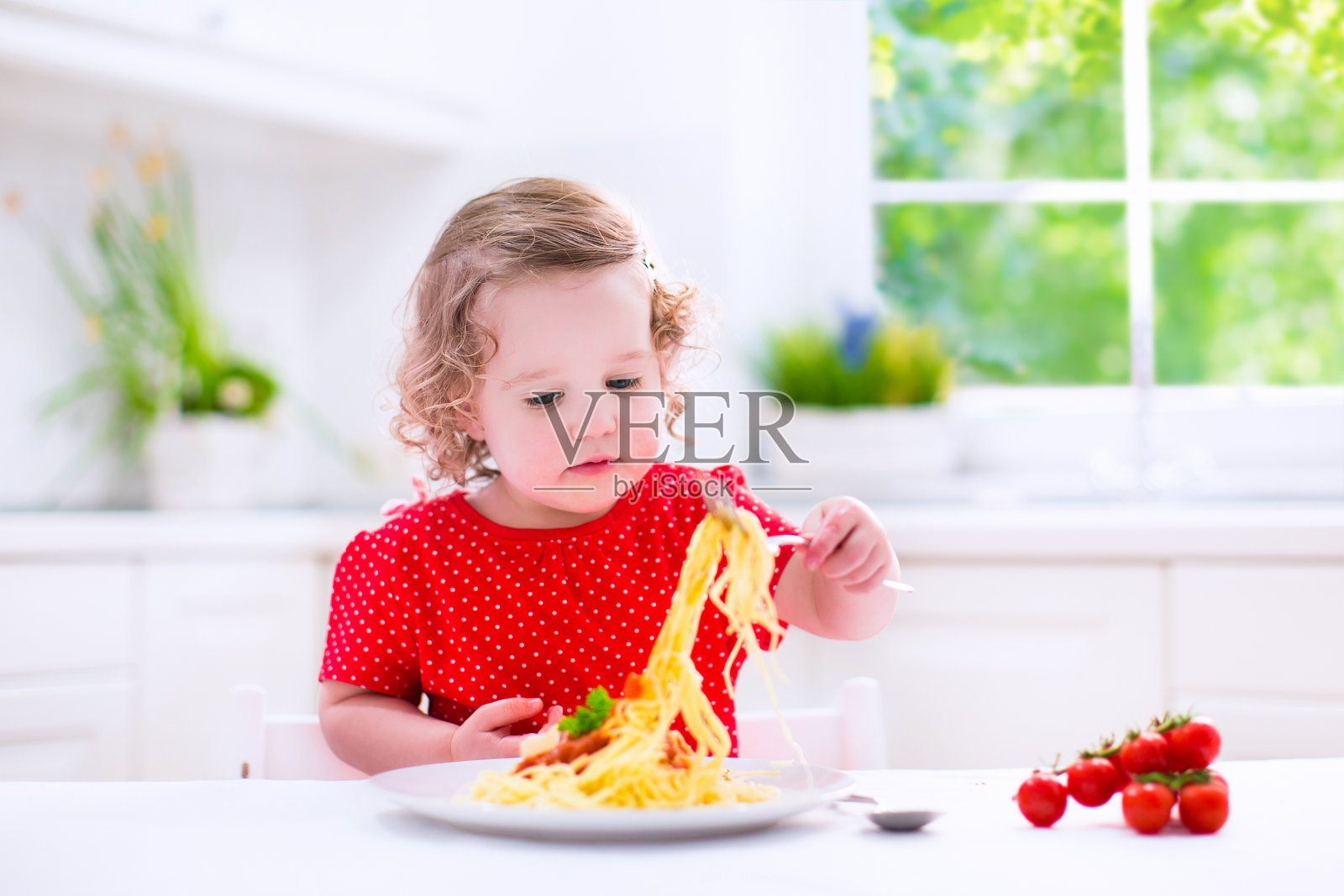 小孩子吃意大利面照片摄影图片