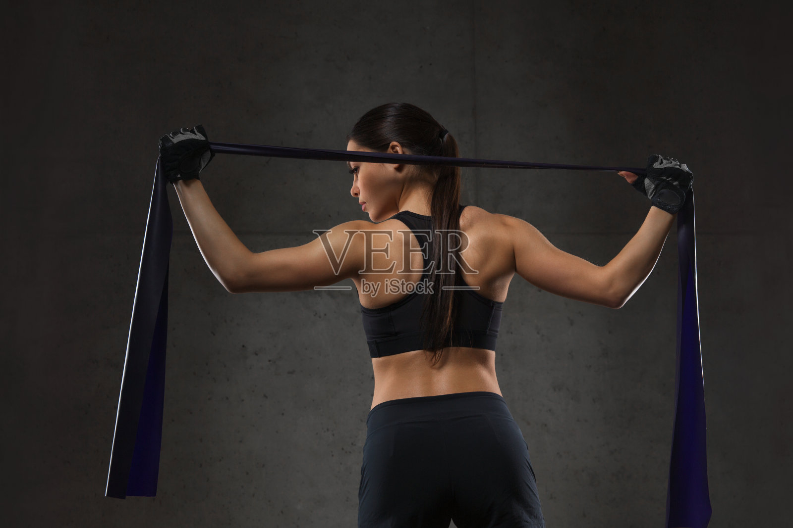 在健身房锻炼的女人照片摄影图片
