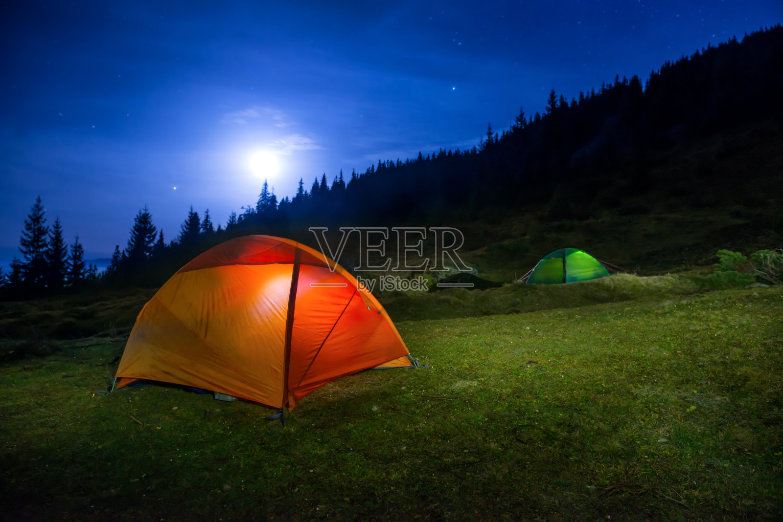 两个亮橙色和绿色的帐篷照片摄影图片