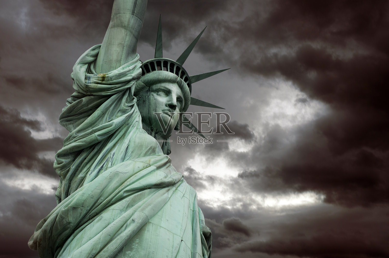 自由女神像在暴风雨的云，纽约照片摄影图片