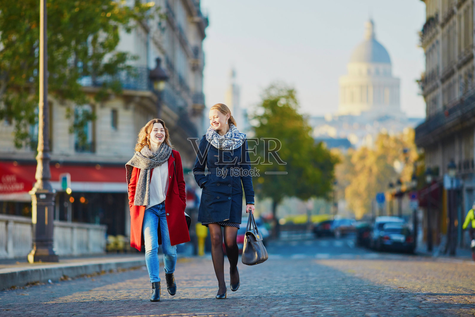 两个年轻女孩一起在巴黎散步照片摄影图片