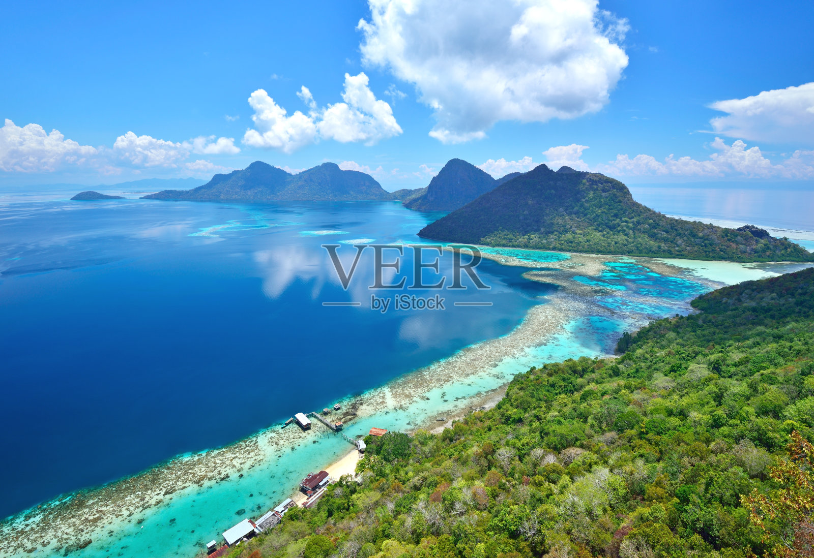 鸟瞰图的热带岛屿，Bohey Dulang照片摄影图片