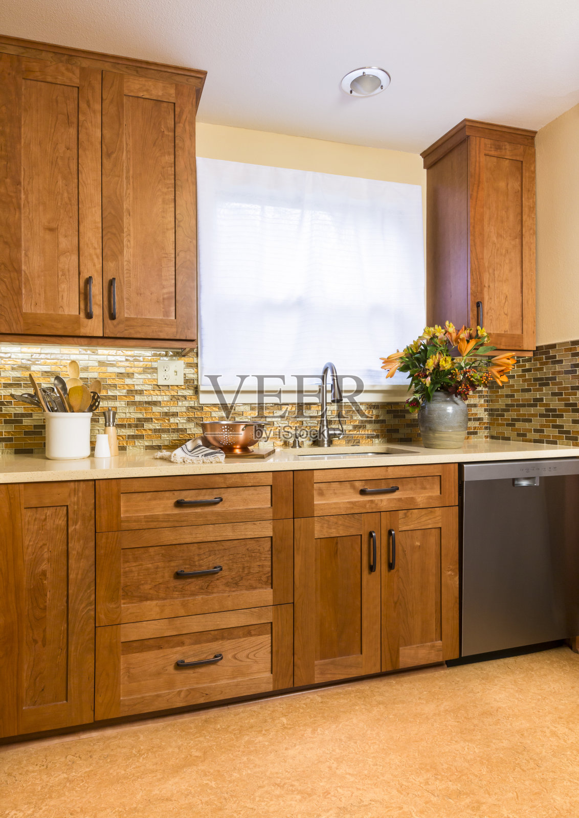 现代高档厨房与木橱柜和玻璃瓷砖细节照片摄影图片