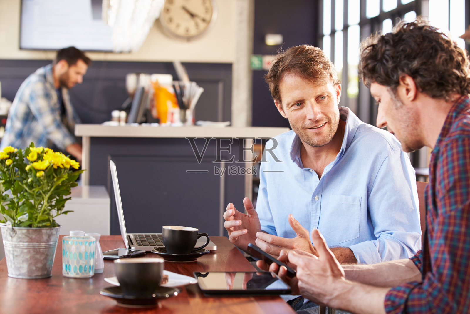 两个男人在咖啡店碰面照片摄影图片