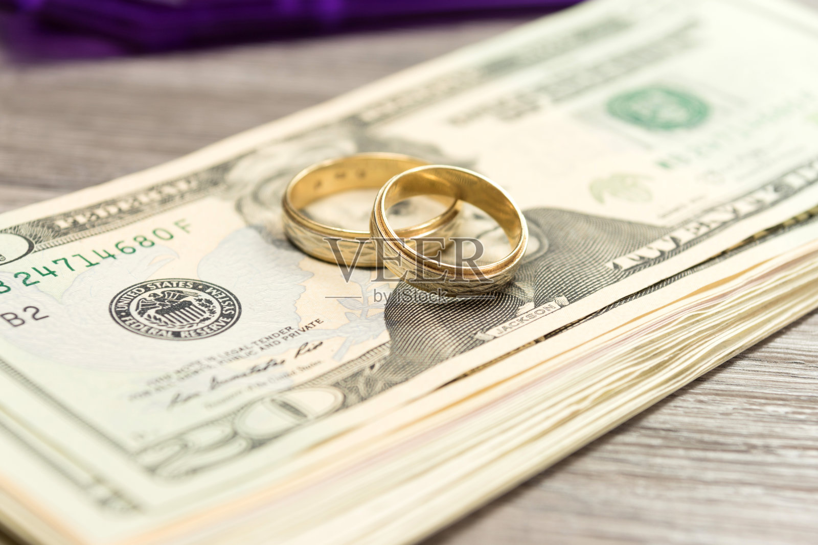 婚戒和现金照片摄影图片