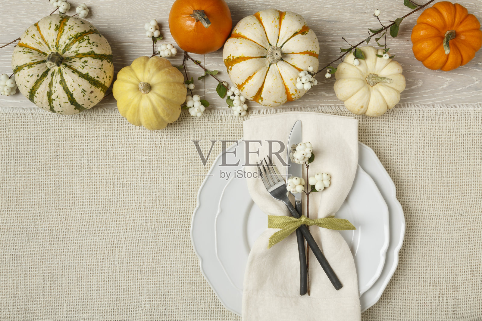 节日的秋季餐桌摆设用南瓜来布置家庭装饰品照片摄影图片