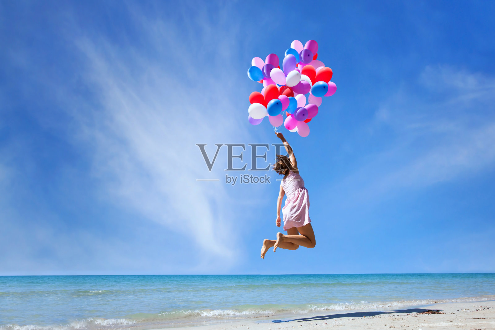 梦想概念，女孩飞着五颜六色的气球，跳起来照片摄影图片