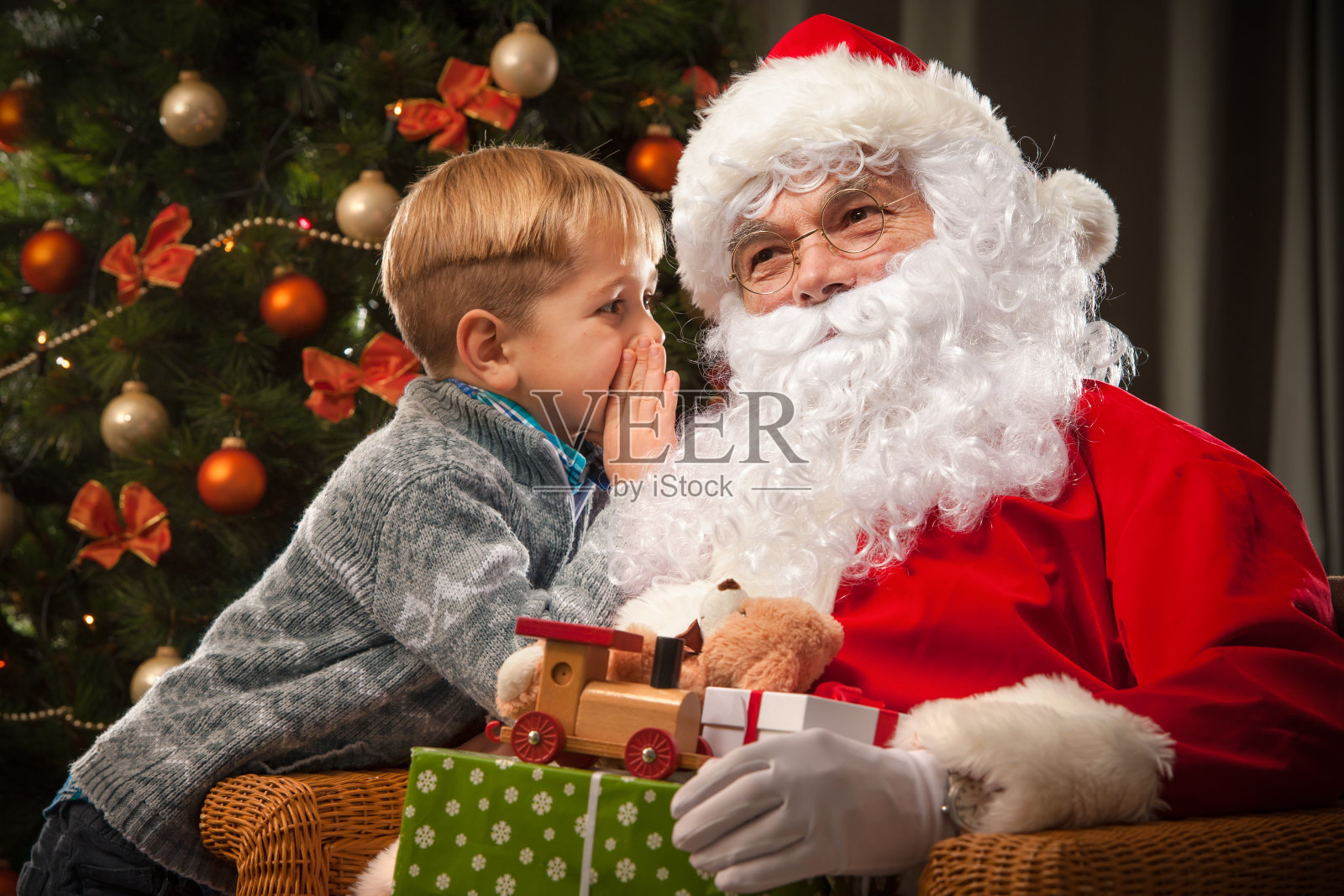 圣诞老人和小男孩照片摄影图片
