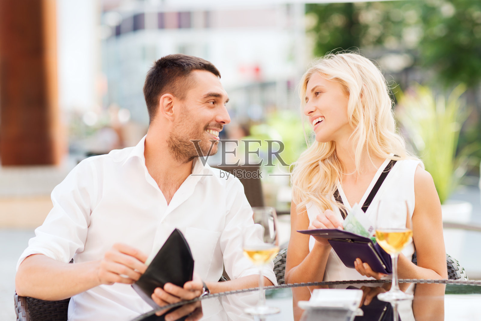在餐厅用钱包付账的幸福夫妇照片摄影图片