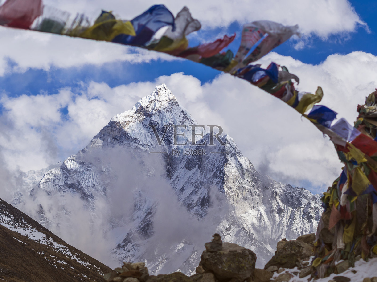 位于尼泊尔喜马拉雅山脉的阿玛达布兰山照片摄影图片