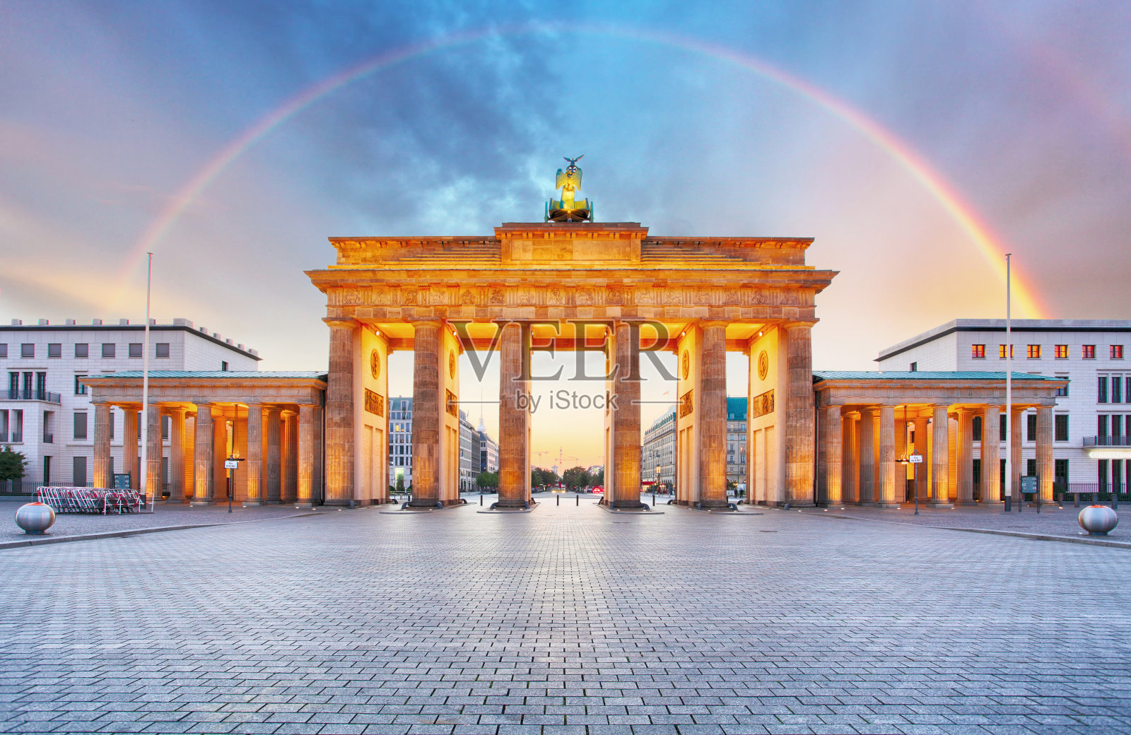 柏林勃兰登堡门与彩虹。照片摄影图片