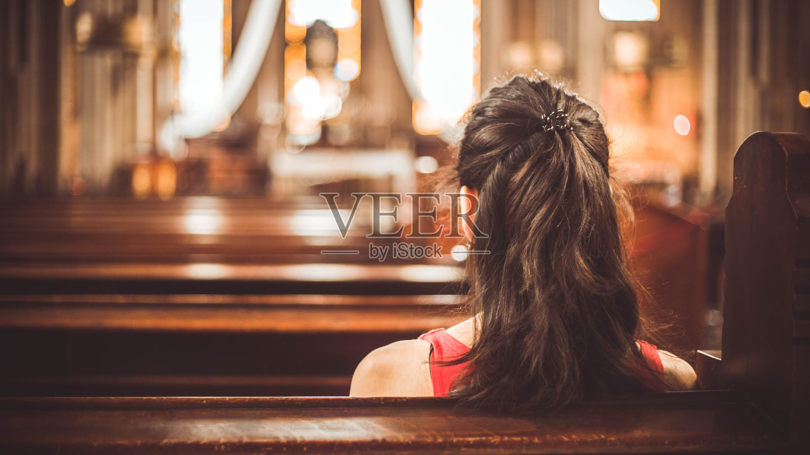 参观基督教教堂的妇女照片摄影图片