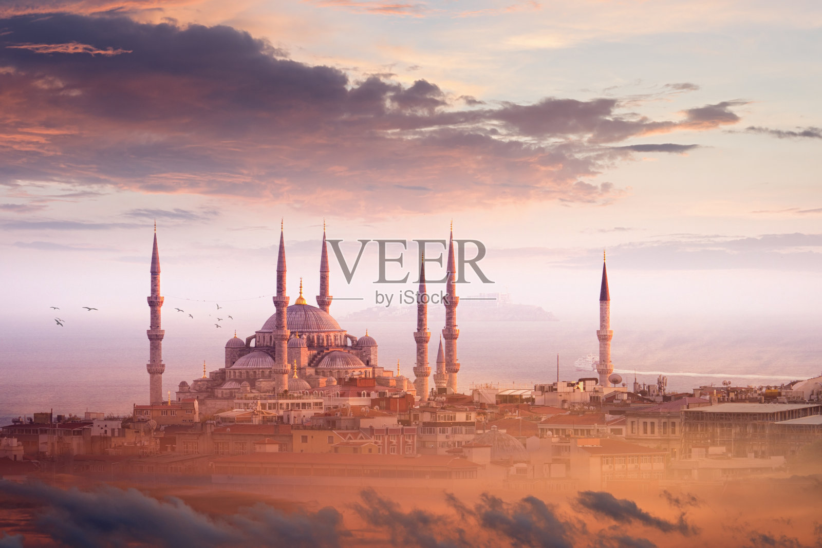 土耳其伊斯坦布尔的蓝色清真寺和美丽的日落照片摄影图片