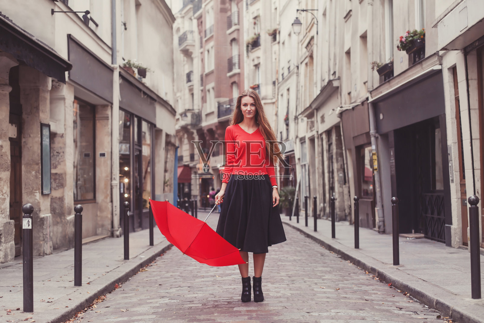 美丽的女人，肖像撑着红伞在街上照片摄影图片