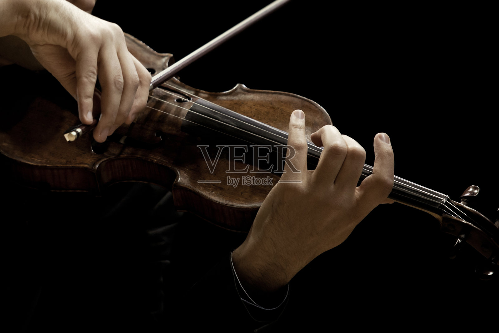 一个音乐家手中的小提琴特写照片摄影图片
