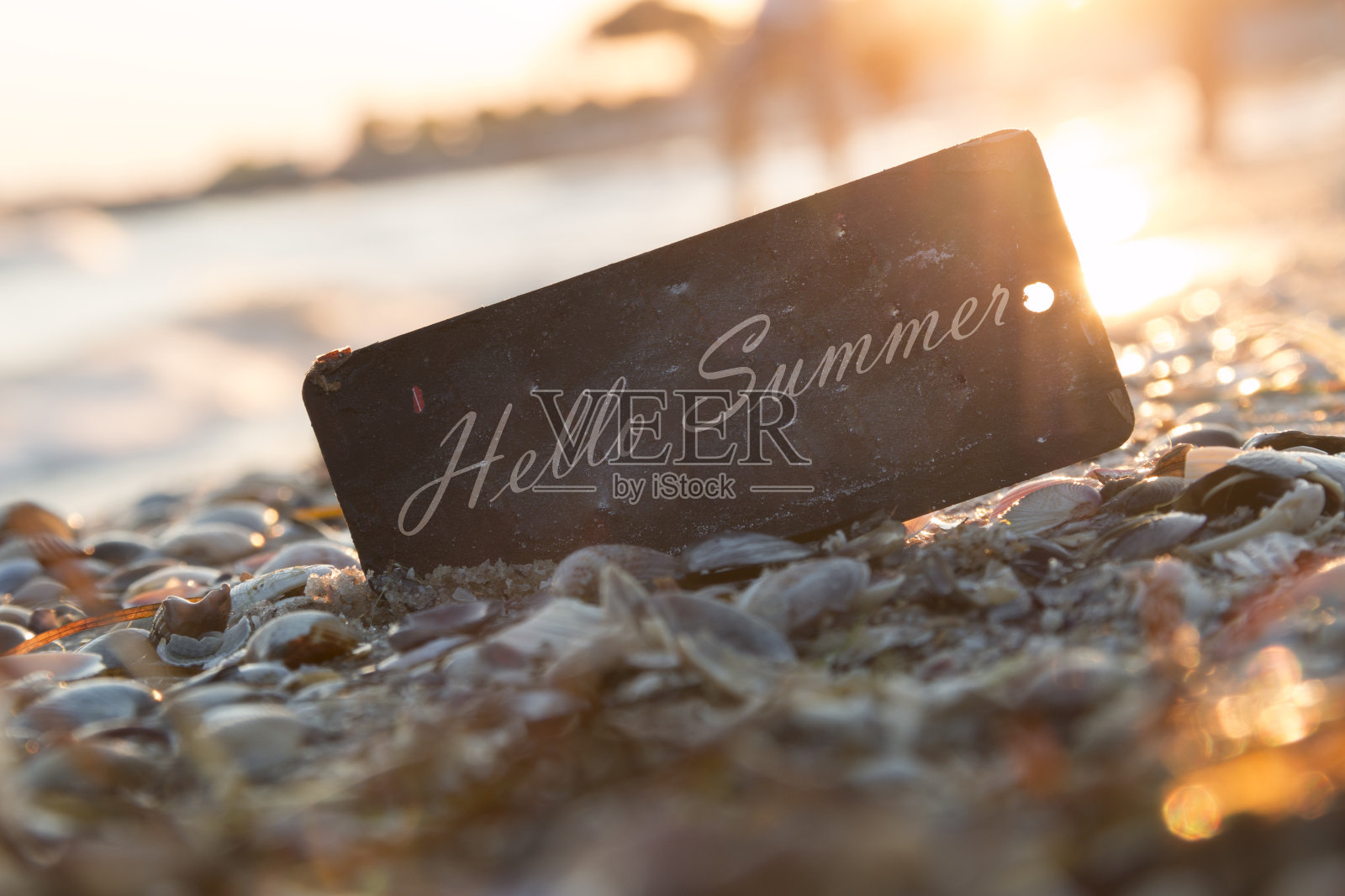 夏日短信和沙滩上的日落。照片摄影图片