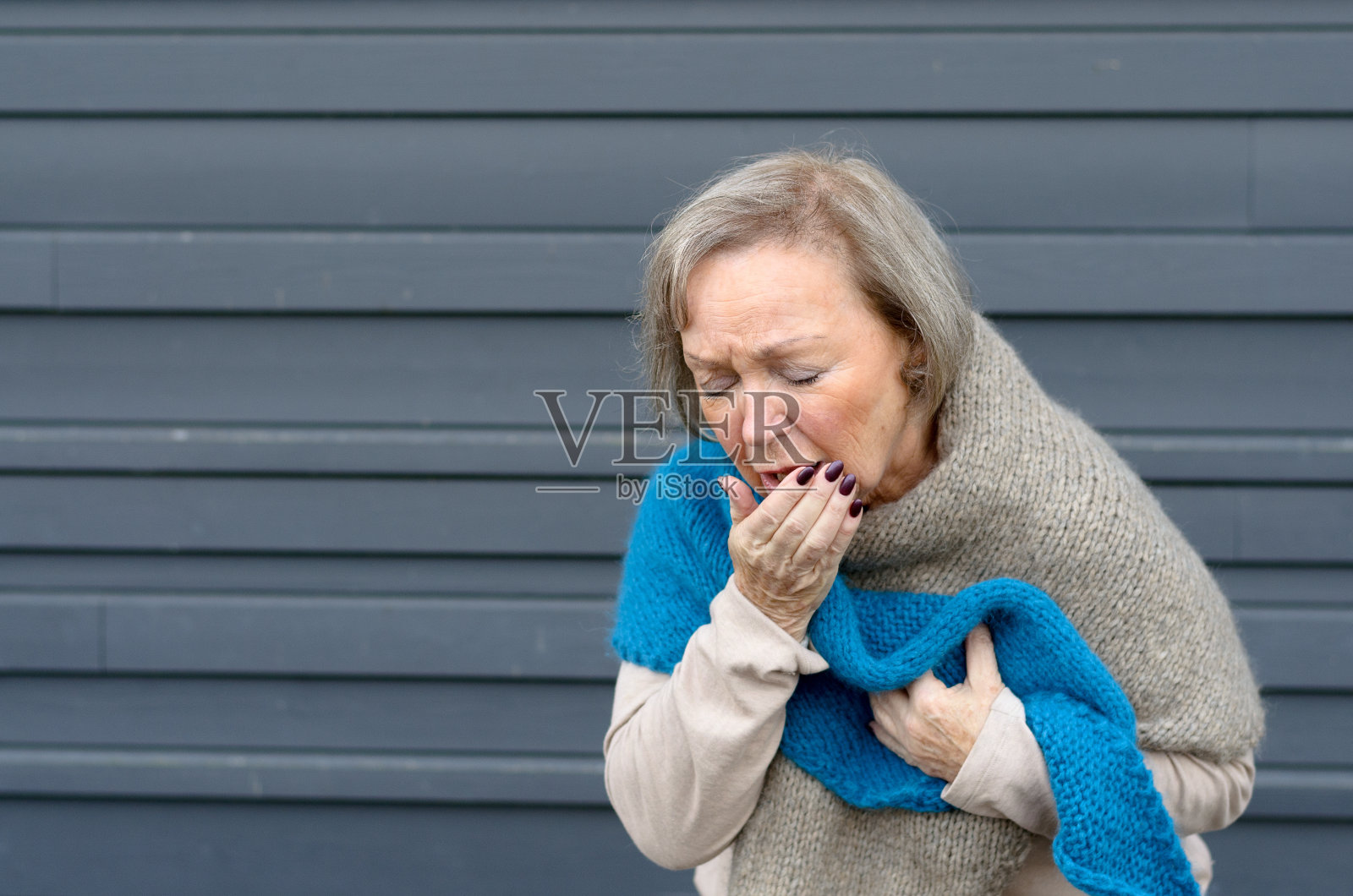 优雅的老妇人用手咳嗽照片摄影图片