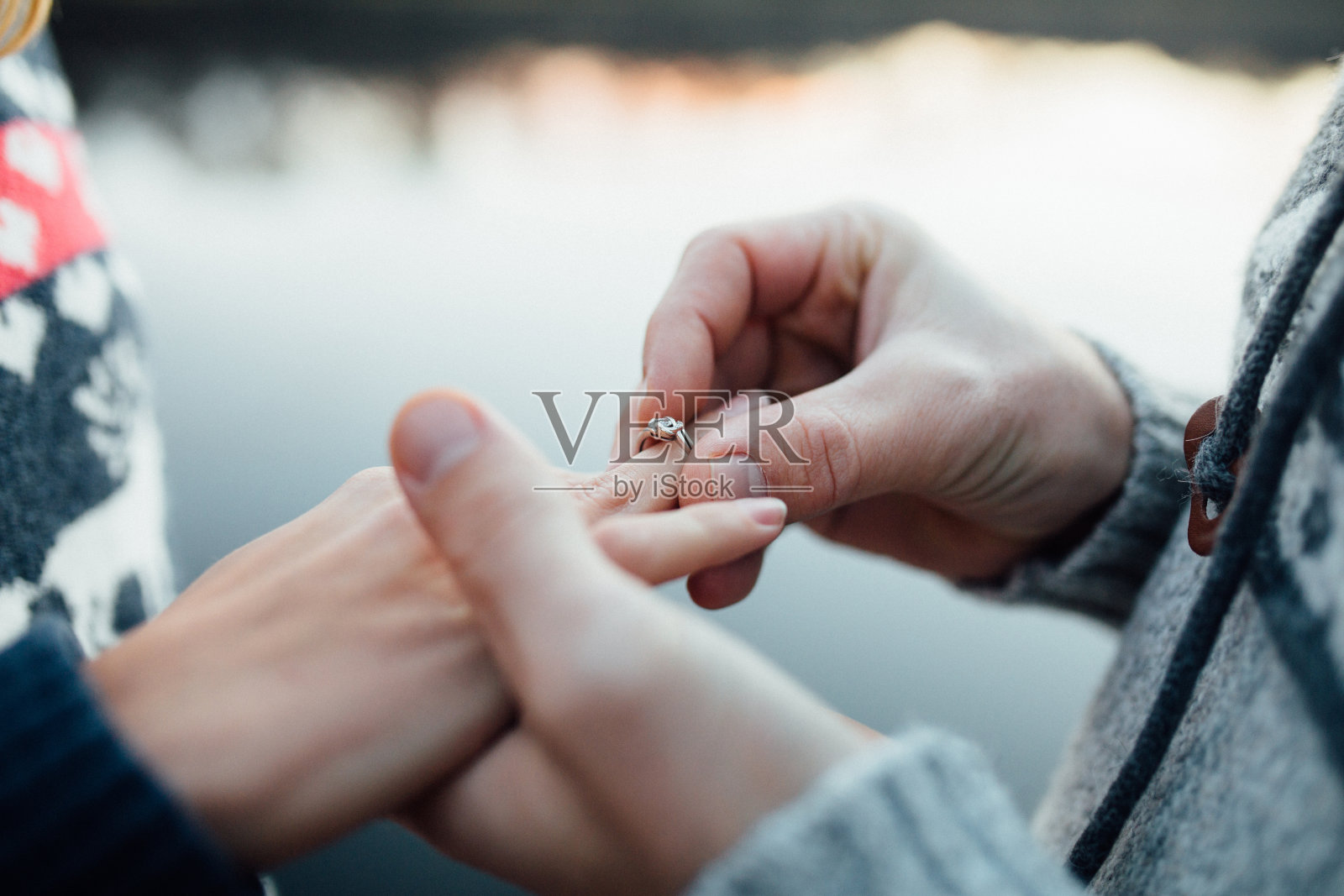 男人把订婚银戒指戴在女人手上的照片照片摄影图片
